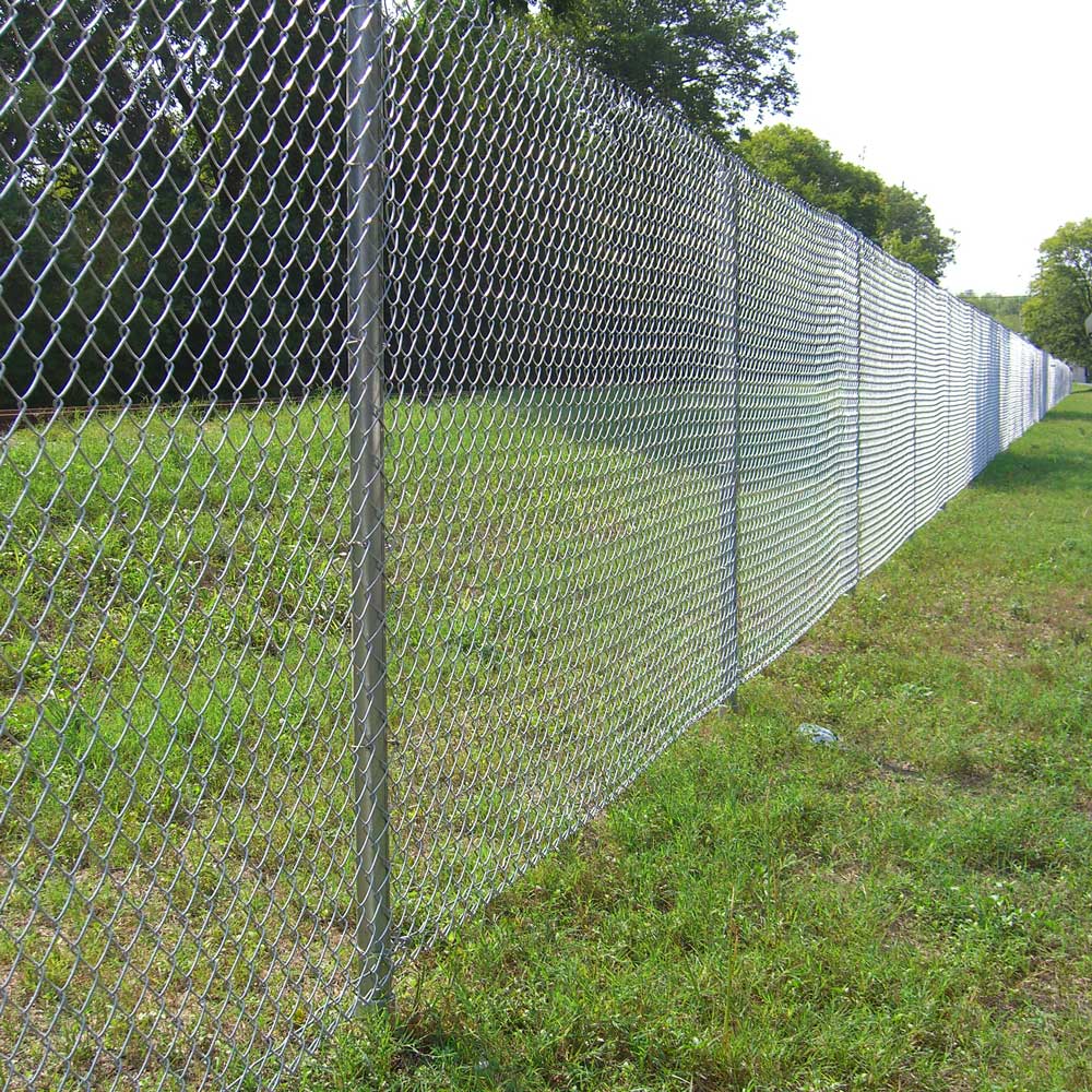 30020_HB-700-Chain-Link-Fence_Lifestyle.jpg